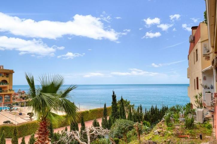 Apartamento en venta en Fuengirola, Carvajal photo 0