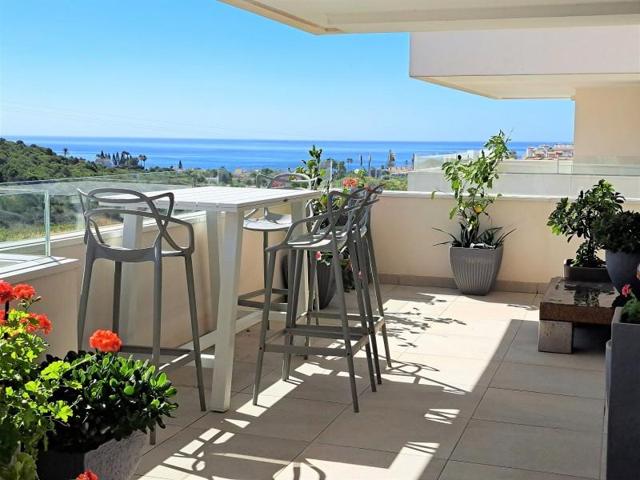 Apartamento en venta en Estepona photo 0