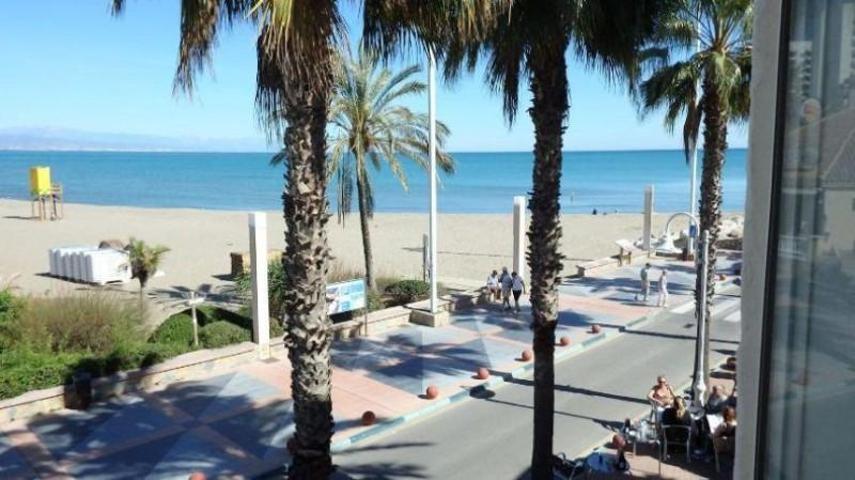 Piso en venta en Benalmádena, 1ª línea de playa photo 0