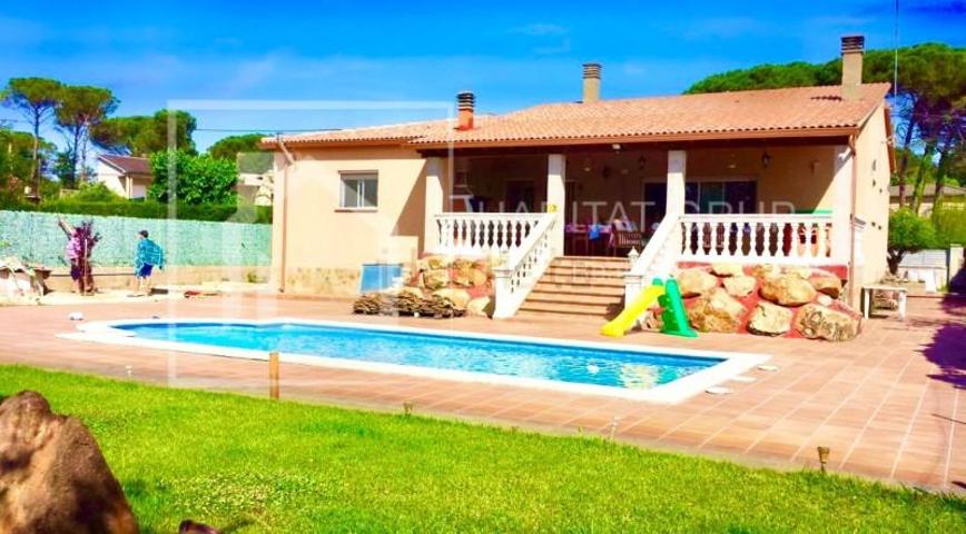 Chalet en venta en Caldes de Malavella photo 0