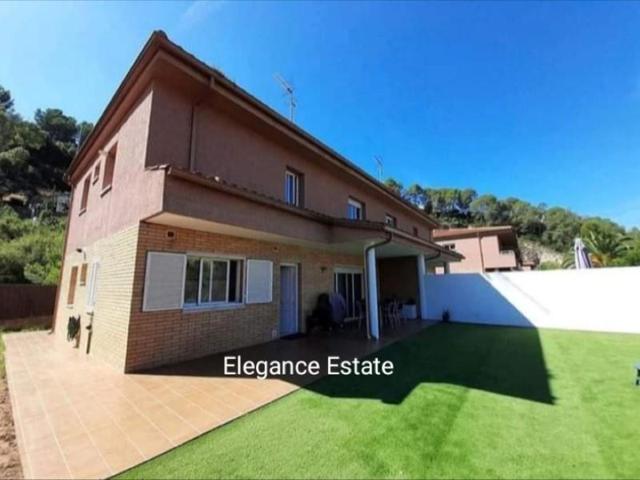 Chalet en venta en Cervelló photo 0