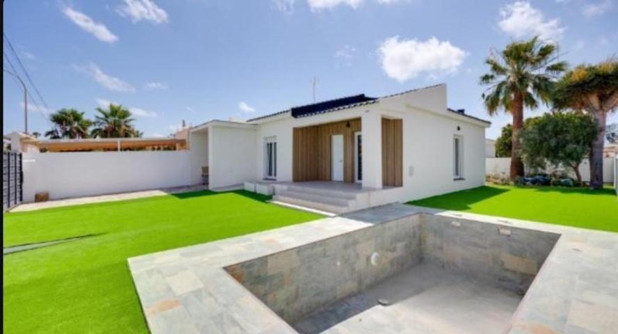 Chalet en venta en Torrevieja, La Siesta - El Salado - Torreta photo 0