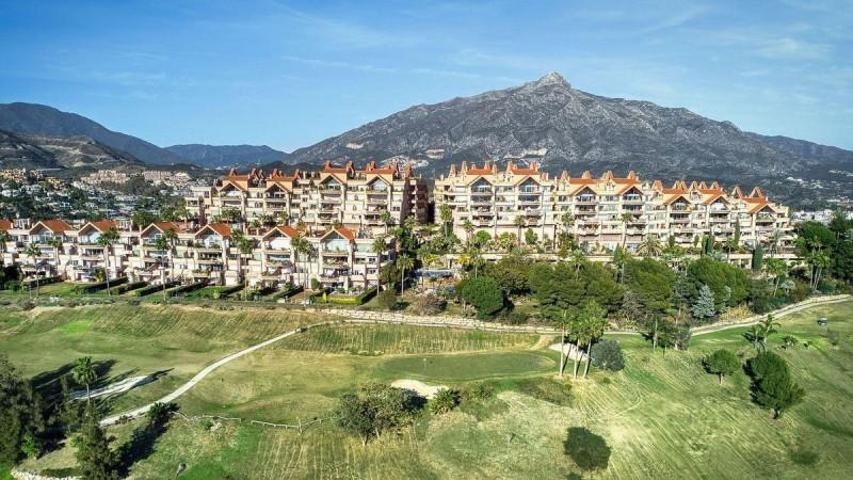 Apartamento en venta en Marbella, Nueva Andalucia photo 0