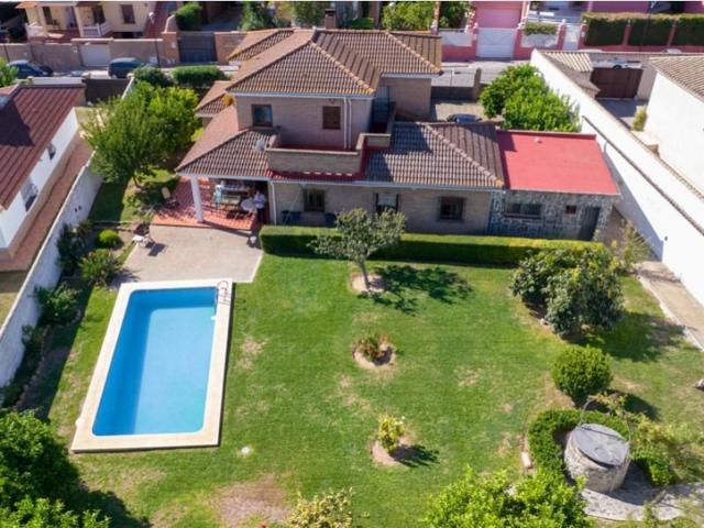 Chalet en venta en Tomares photo 0