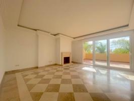 Apartamento en venta en Marbella, Nueva Andalucia photo 0