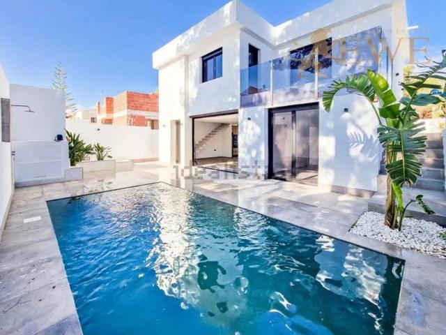 Chalet en venta en Torrevieja photo 0