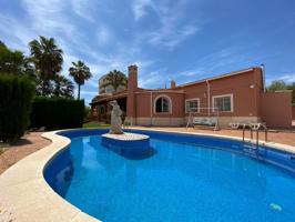 Casa con terreno en venta en Torrevieja, La Zenia photo 0