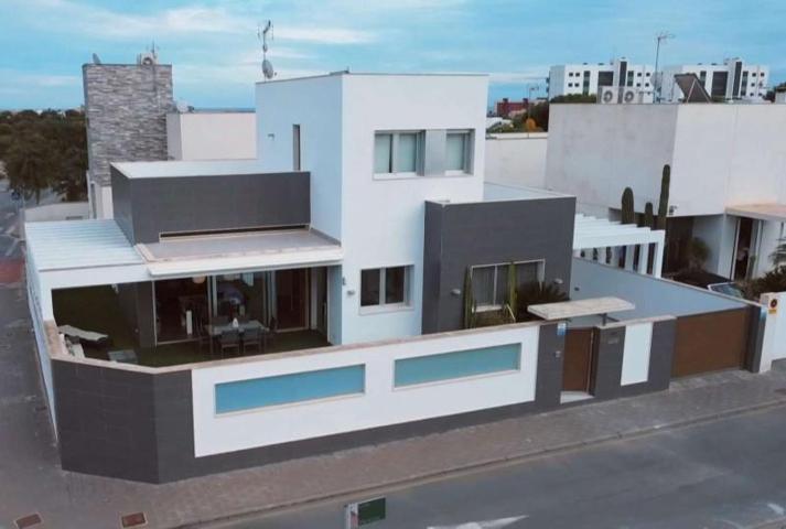 Chalet en venta en Orihuela Costa, Mil Palmeras photo 0