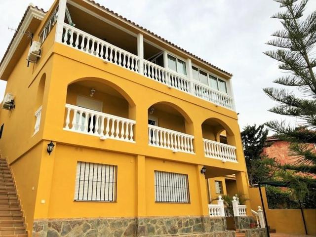 Chalet en venta en Benalmádena, Arroyo de la Miel photo 0