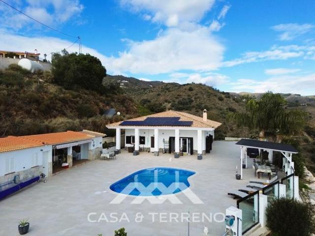 Chalet en venta en Moclinejo photo 0