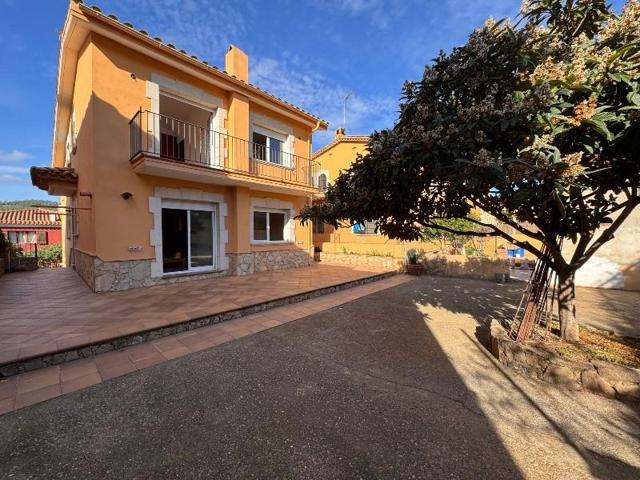 Casa en venta en Mont-ras photo 0