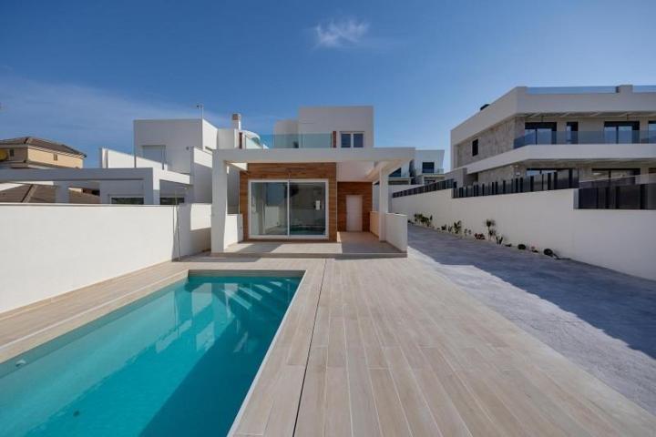 Chalet en venta en Torrevieja, Aguas Nuevas photo 0