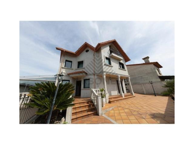 Chalet en venta en Vigo photo 0