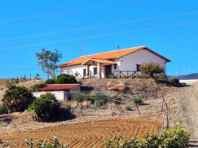 Casa con terreno en venta en Alora photo 0