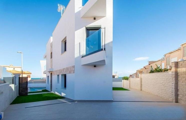 Chalet en venta en Torrevieja, La Mata photo 0