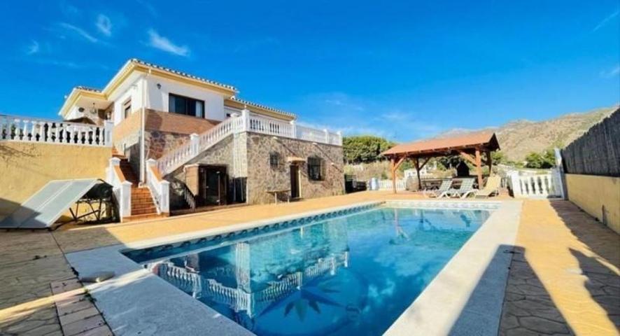 Chalet en venta en Nerja, Urbanizacion - La Noria photo 0