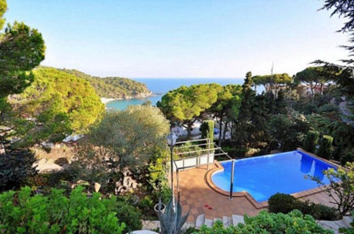 Casa en venta en Lloret de Mar, Cala Canyellas photo 0