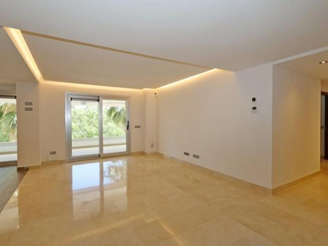 Piso en venta en Marbella, Linda Vista-Nueva Alcántara-Cortijo Blanco photo 0