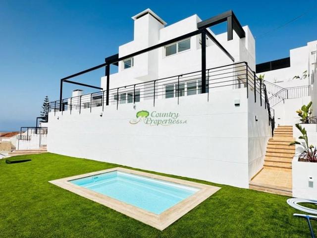 Chalet en venta en Torrox, Costa photo 0