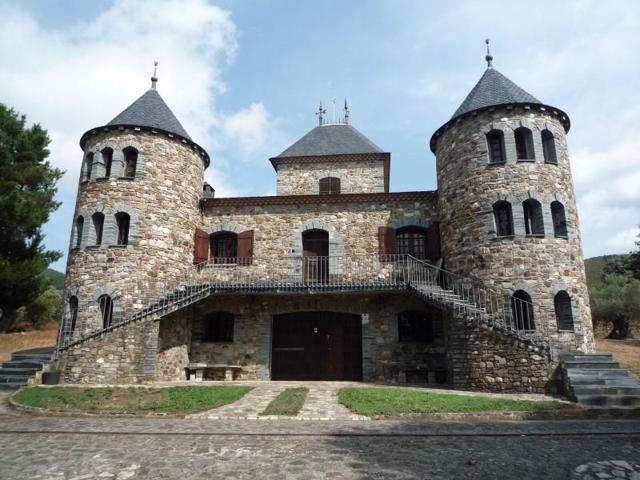 Casa en venta en Cacabelos photo 0