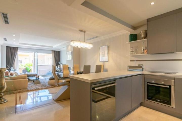 Apartamento en venta en Marbella, Nueva Andalucia photo 0