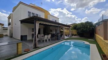 Chalet en venta en Bormujos, Bormujos photo 0