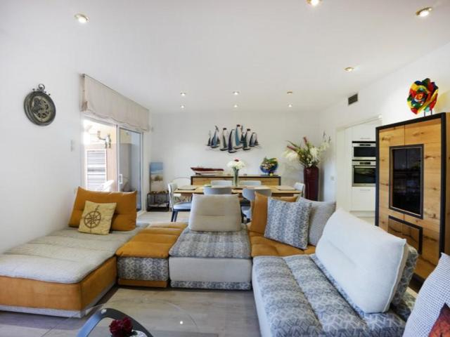 Piso en venta en Sant Feliu de Guíxols photo 0