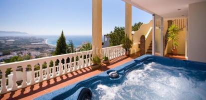 Casa con terreno en venta en Nerja photo 0