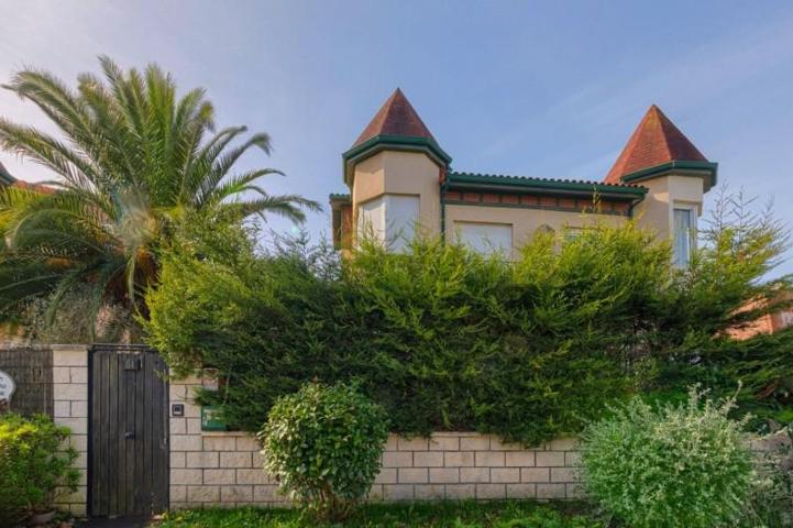 Adosada en venta en Getxo, Sta. Maria de Getxo photo 0