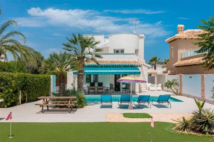 Chalet en venta en Orihuela Costa, La Zenia photo 0
