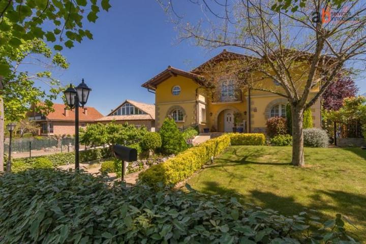 Chalet en venta en Egüés, Gorraiz photo 0