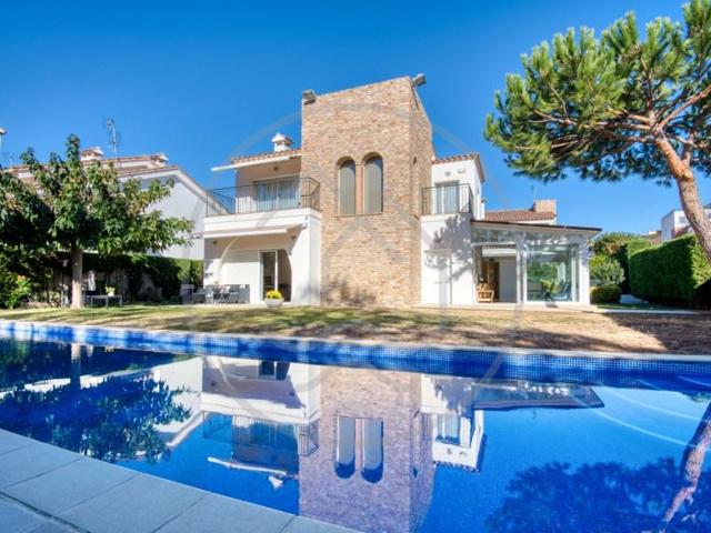 Chalet en venta en Castell-Platja d'Aro photo 0