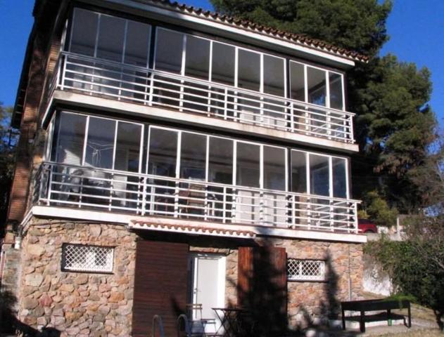 Casas de pueblo en venta en Castelldefels photo 0
