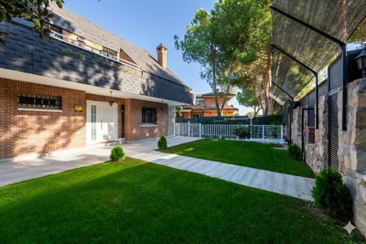 Chalet en venta en Villaviciosa de Odón, Urbanizacion - Campodon photo 0