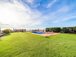 Casas de pueblo en venta en Sant Vicenç de Montalt photo 0