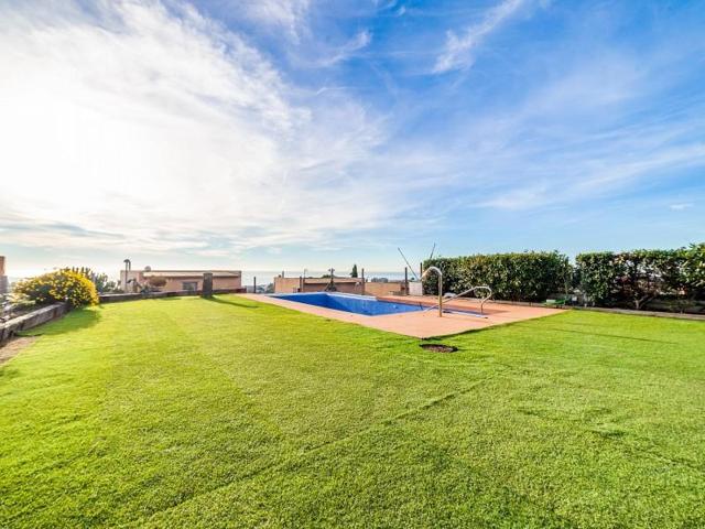 Casas de pueblo en venta en Sant Vicenç de Montalt photo 0