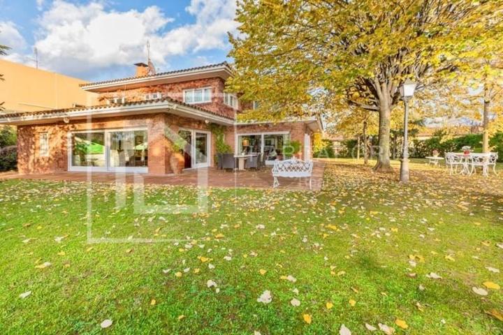 Chalet en venta en Girona photo 0