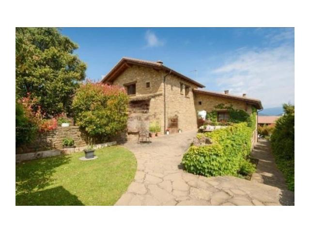 Casa con terreno en venta en Jaca photo 0