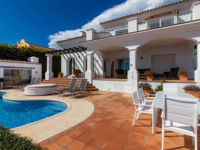 Chalet en venta en Manilva photo 0