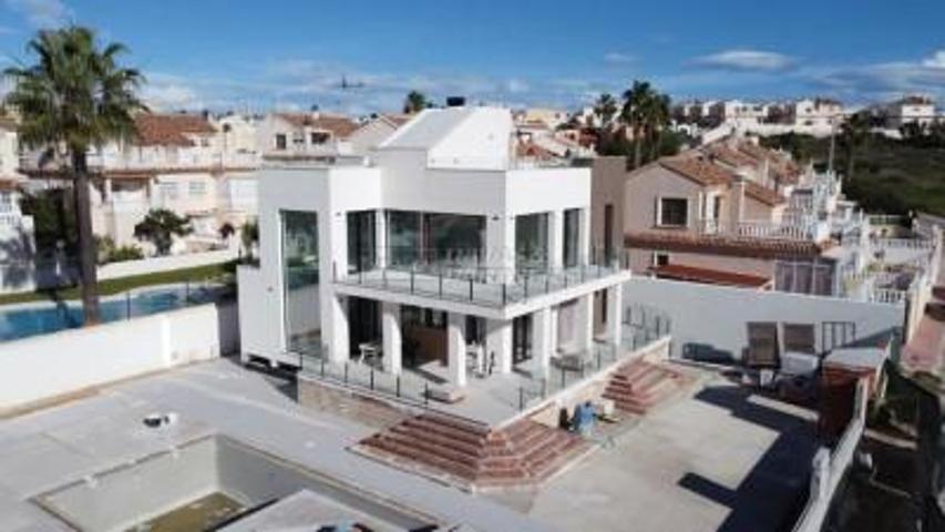 Chalet en venta en Torrevieja, Las Calas - Los Frutales photo 0
