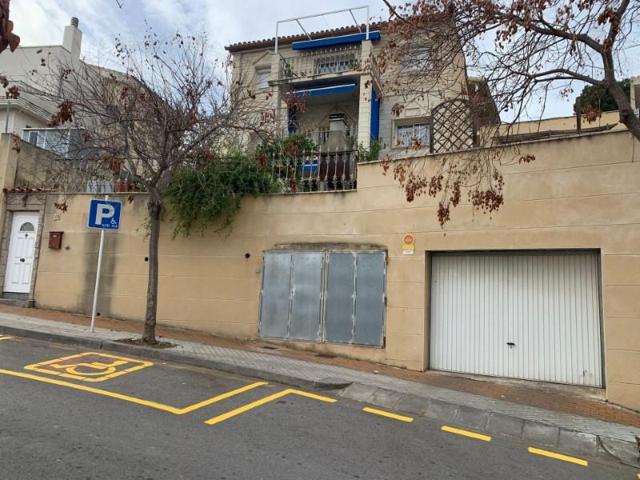 Casa en venta en Castelldefels photo 0
