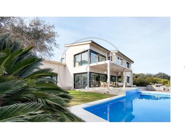 Chalet en venta en Bescanó photo 0