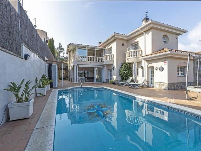 Casas de pueblo en venta en Alella photo 0