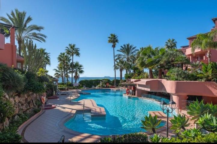 Piso en venta en Estepona, Estepona photo 0