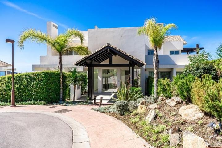 Aticos en venta en Benahavís, Costa del Sol photo 0