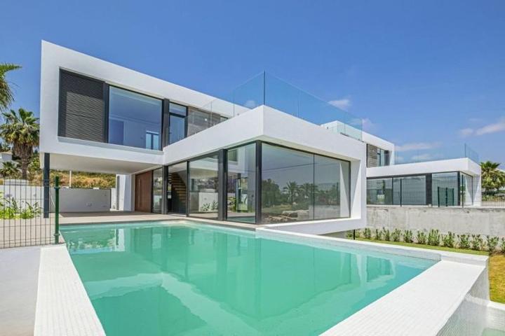 Chalet en venta en Estepona, Costa Del Sol photo 0