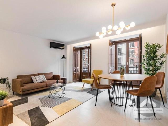 Apartamento en venta en Madrid, Almagro photo 0