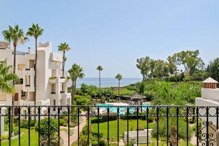 Apartamento en venta en Estepona, Estepona East - Bahía del Velerín photo 0