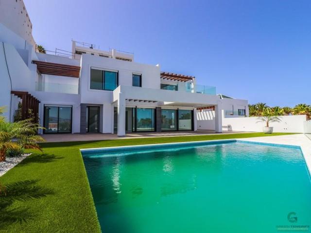 Chalet en venta en Adeje, Adeje photo 0