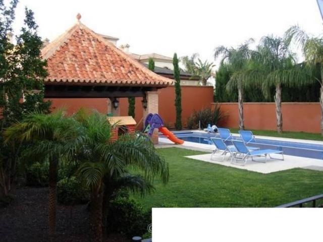 Chalet en venta en Bormujos, Urb. Zaudin photo 0